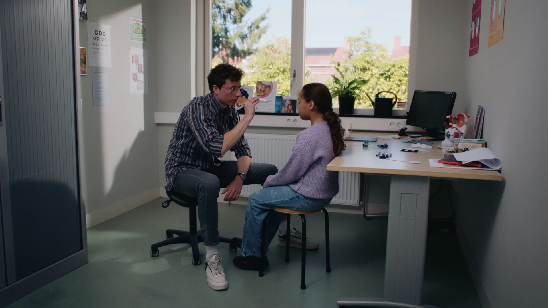 De Brillenbus Video Still